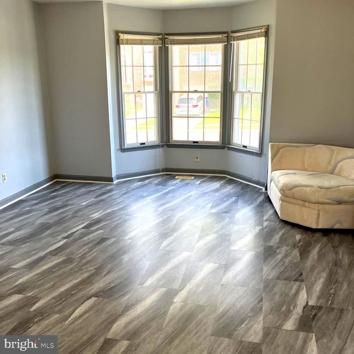 SOUTH HAMPTON - Residential