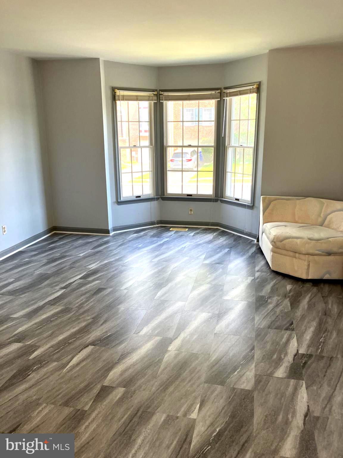 SOUTH HAMPTON - Residential