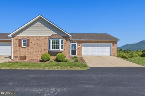 Townhouse For Sale - 47 Logan Circle<br/> STRASBURG, VA 22657