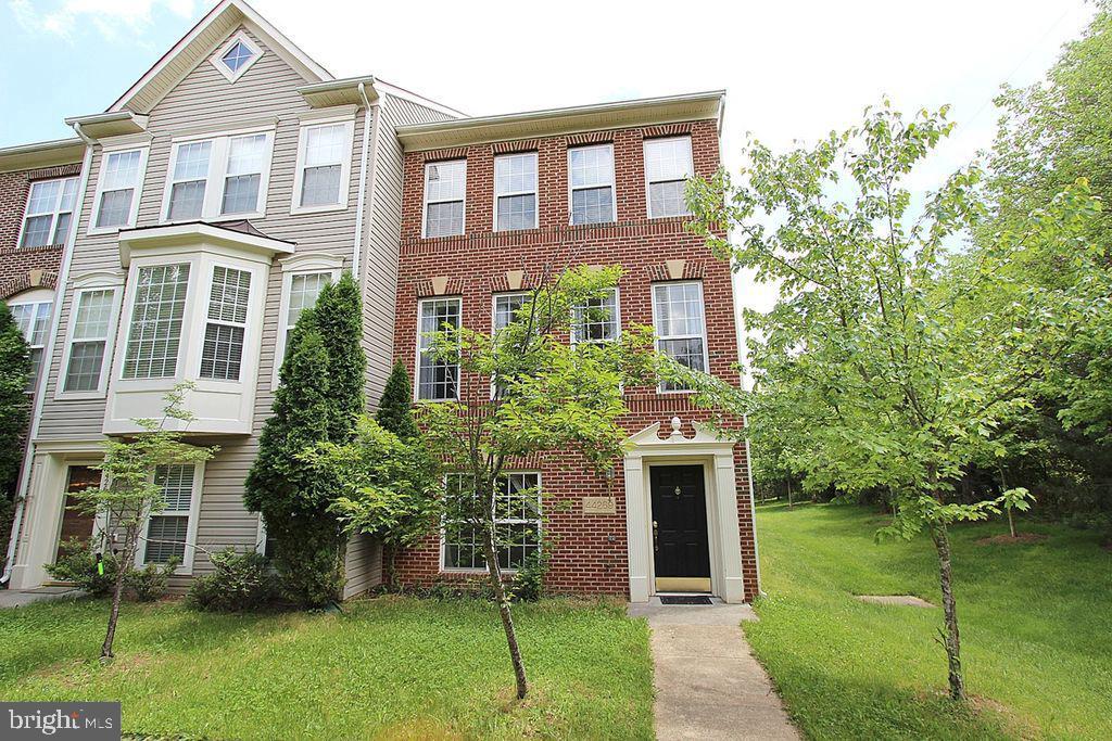 Beautiful 3-Bedroom, 2.5-Bath End-Unit Garage Townhome with Access to Resort-Style Amenities – Including a Fitness Center, Scenic Trails, Lake, Picnic Areas, Outdoor Pools, Soccer & Volleyball Courts, Tennis Courts, Playgrounds, and More!
Move In Fee $150