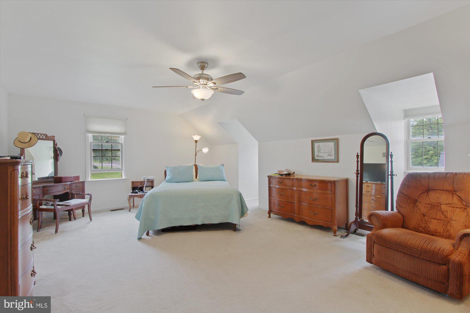 ROYAL MANOR - Residential