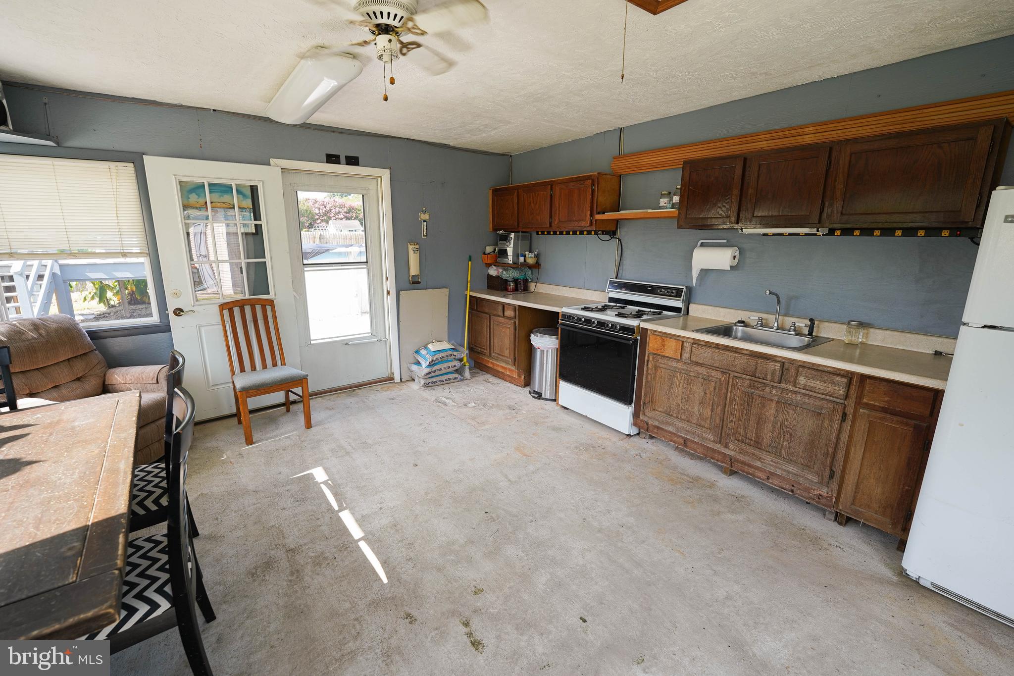 HOLIDAY MANOR - Residential