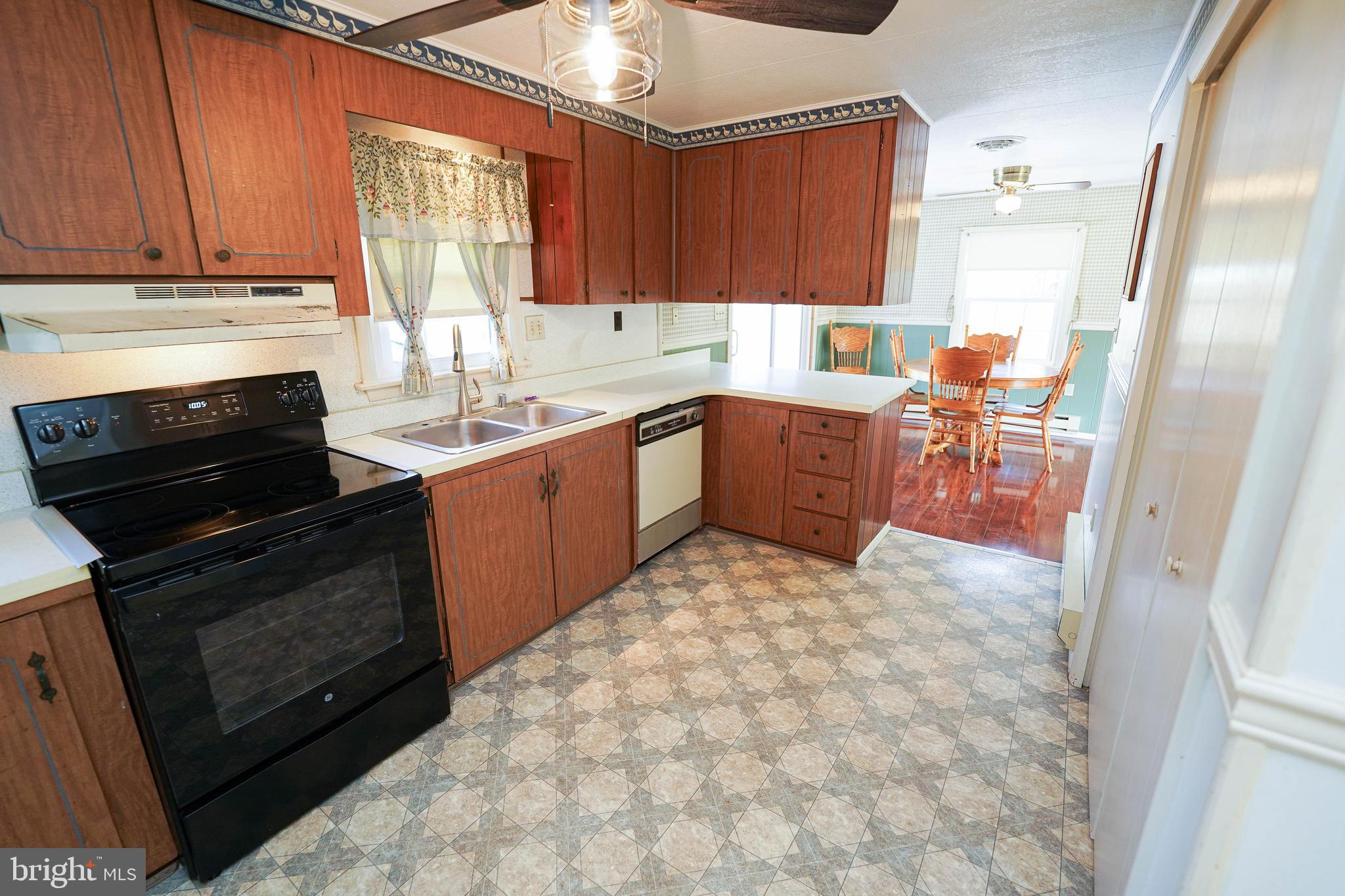 HOLIDAY MANOR - Residential