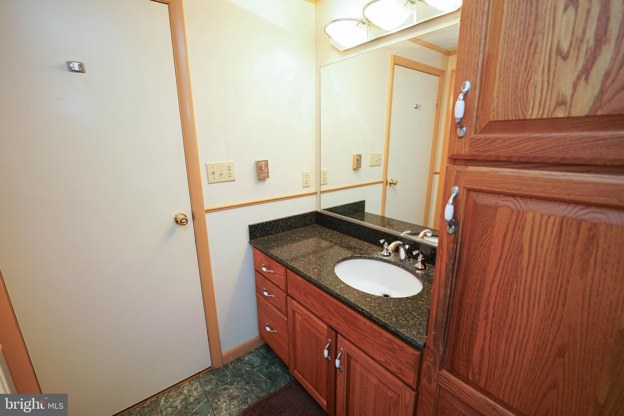 HOLIDAY MANOR - Residential