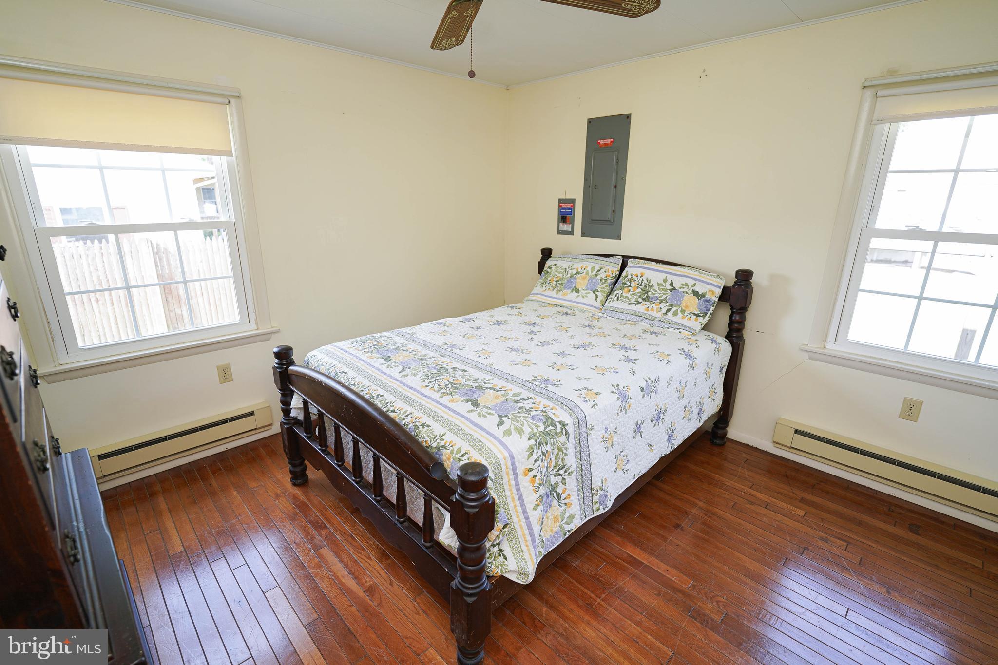 HOLIDAY MANOR - Residential