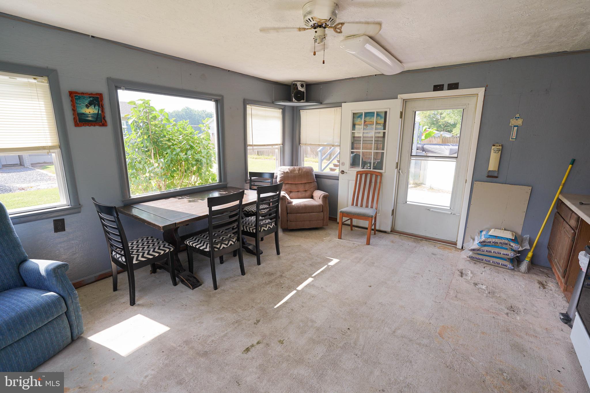 HOLIDAY MANOR - Residential