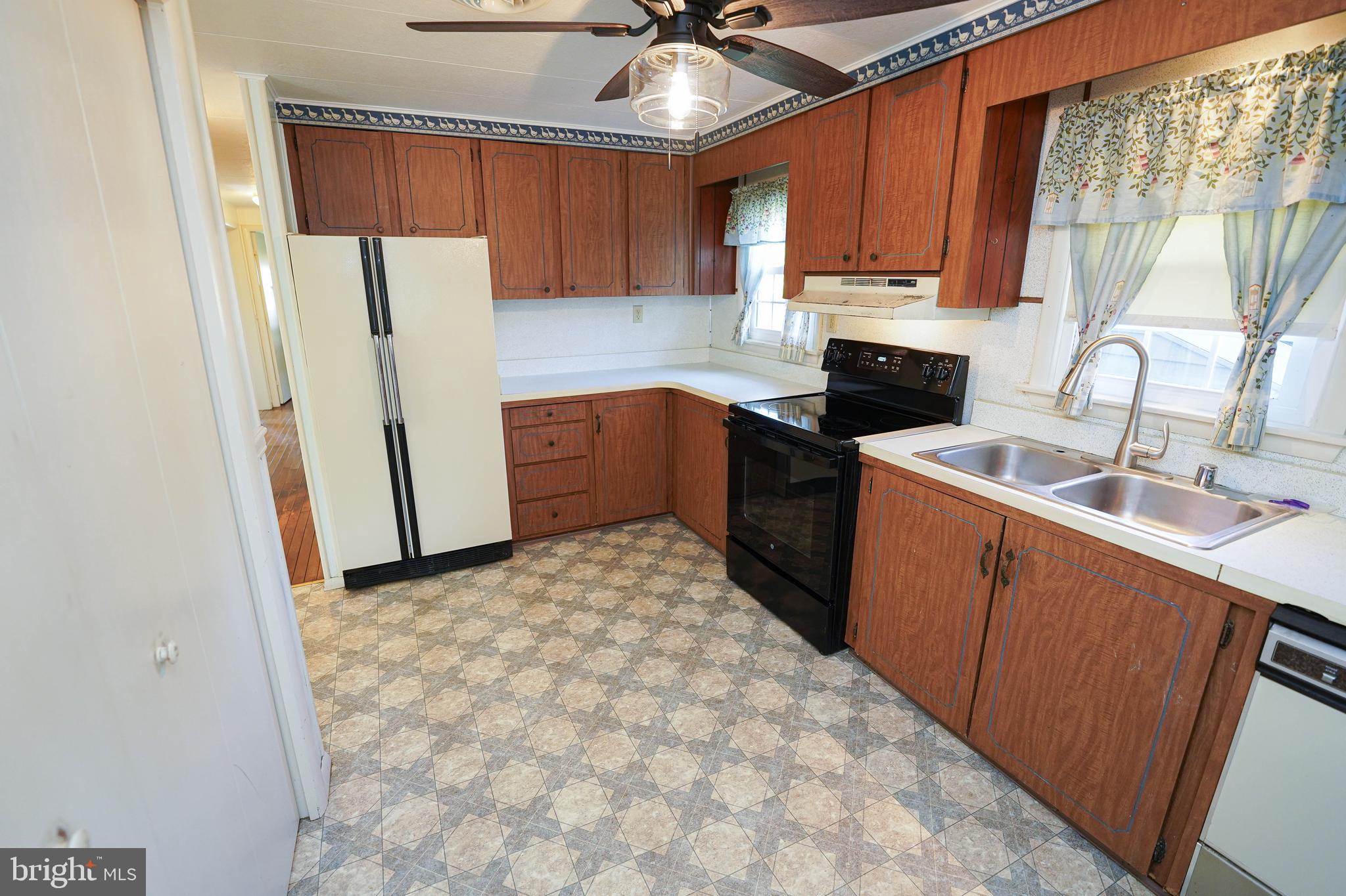 HOLIDAY MANOR - Residential