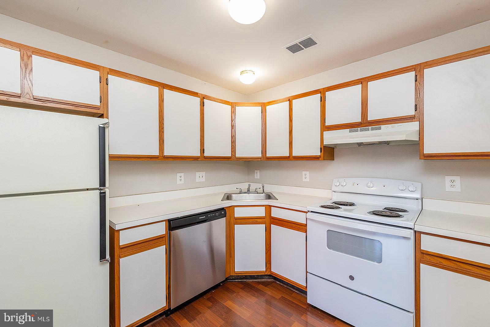 LAKESIDE - Residential Lease