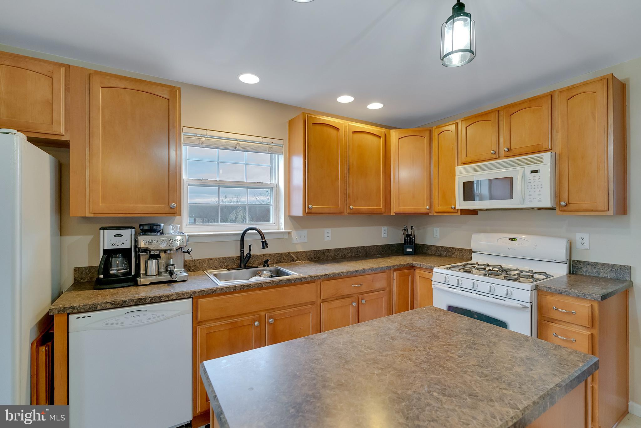 COURT AT THE LEDGES - Residential Lease