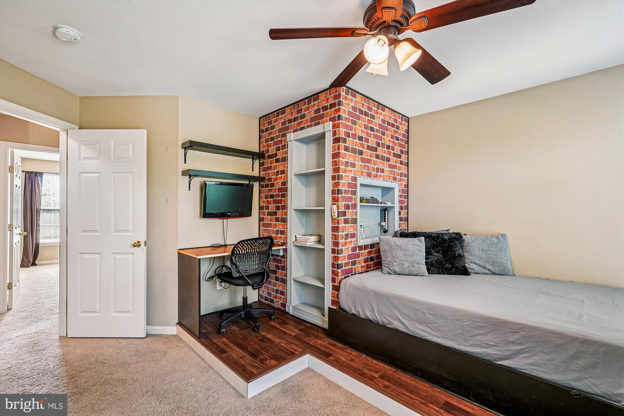 ROUND HILL - Residential