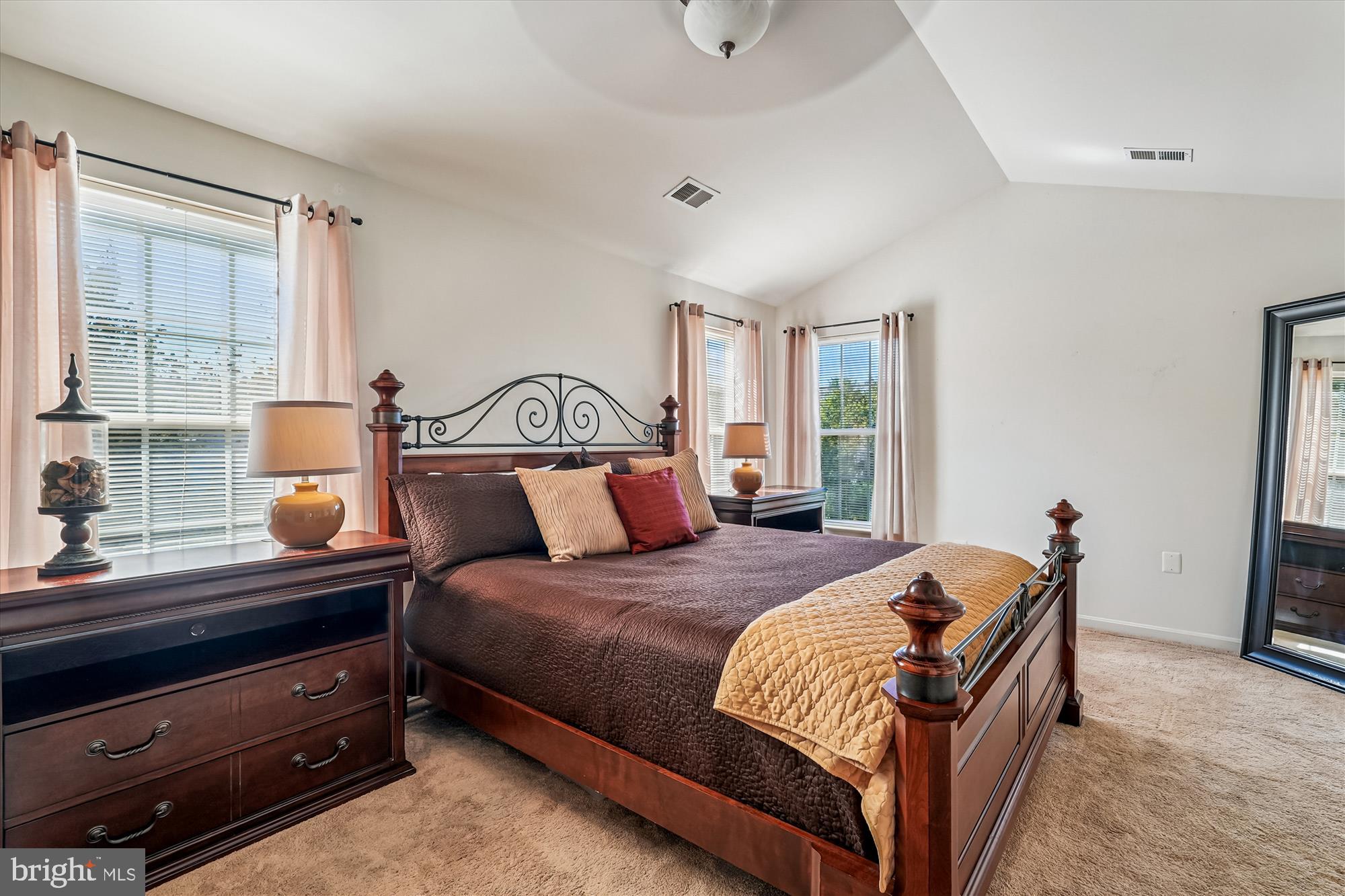 ROUND HILL - Residential