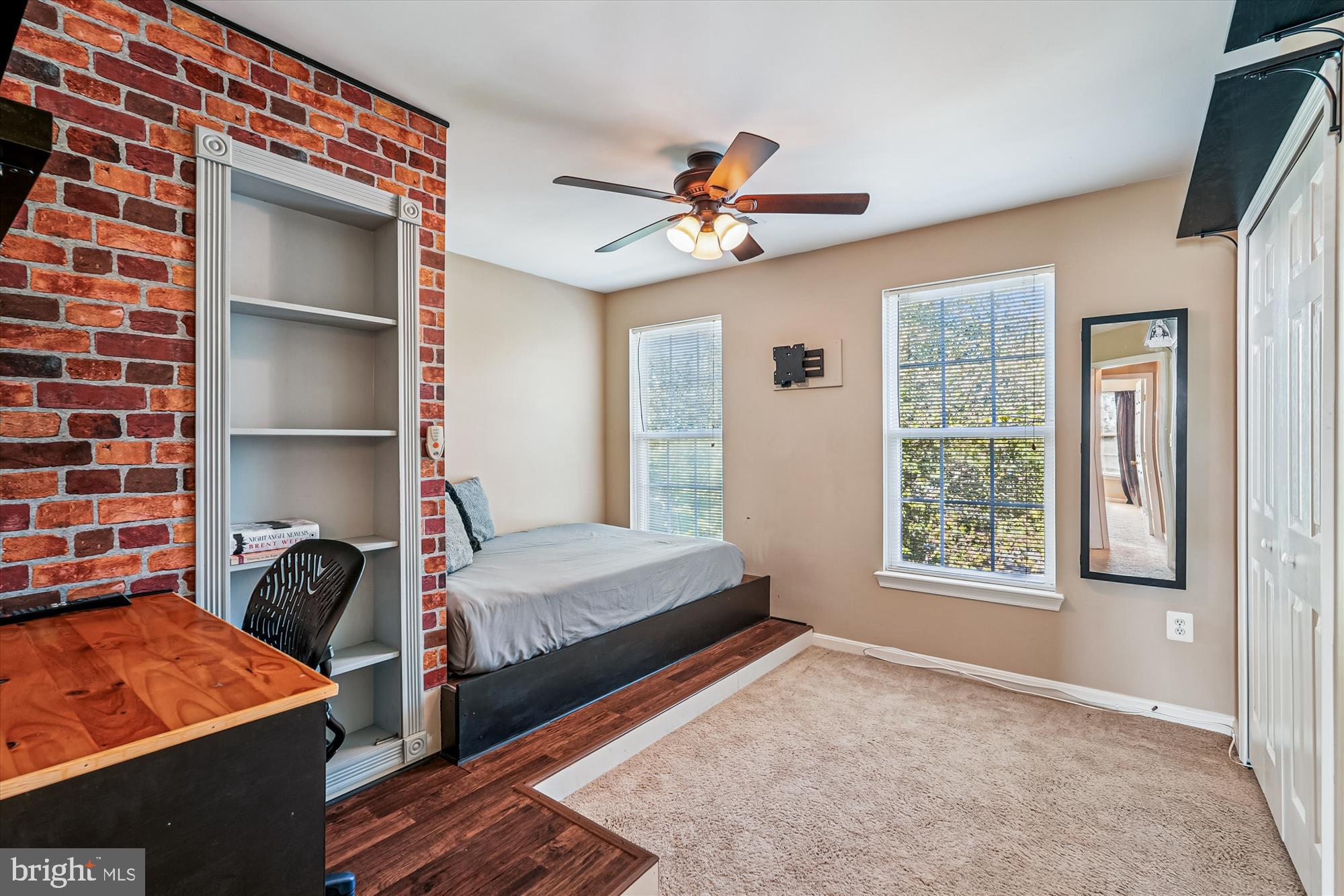 ROUND HILL - Residential