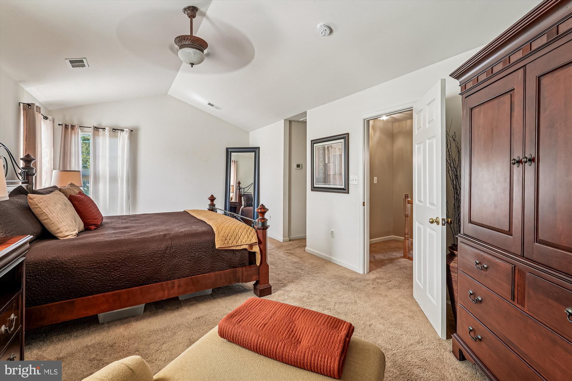 ROUND HILL - Residential