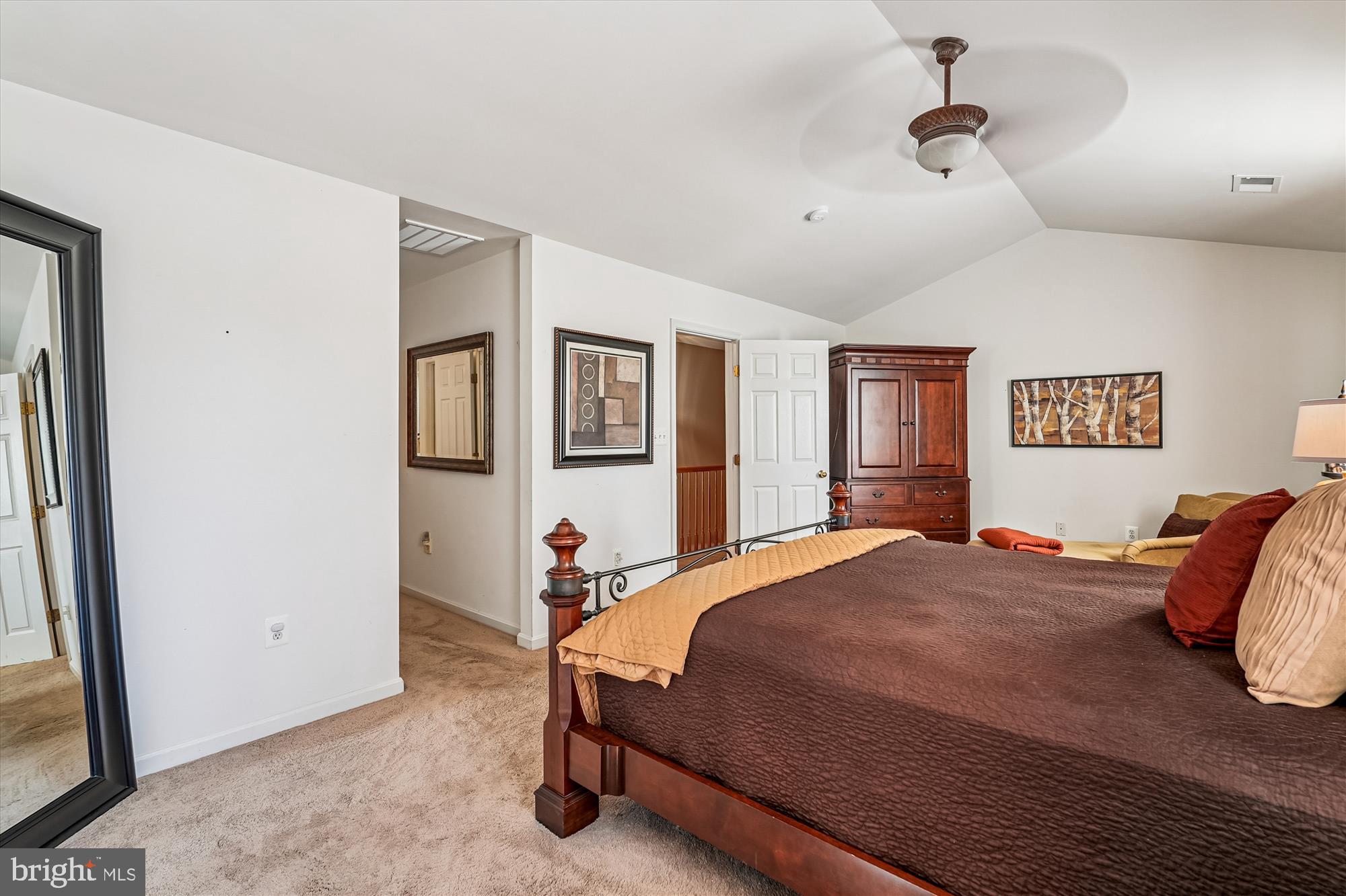 ROUND HILL - Residential