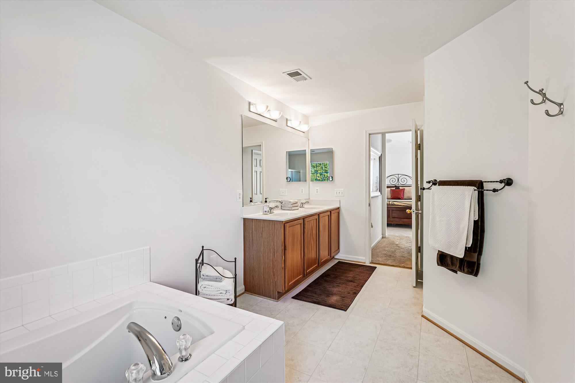 ROUND HILL - Residential