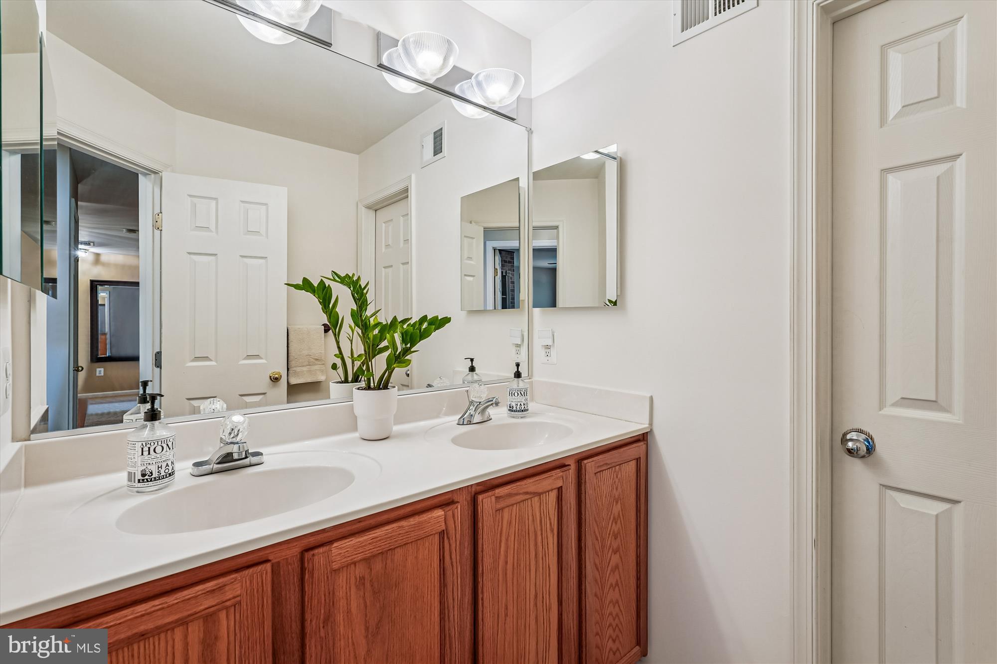 ROUND HILL - Residential