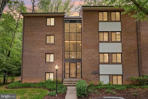 Photo of 1558 - 32b Northgate Square #1558-32B, RESTON, VA 20190 (MLS # VAFX2312882)