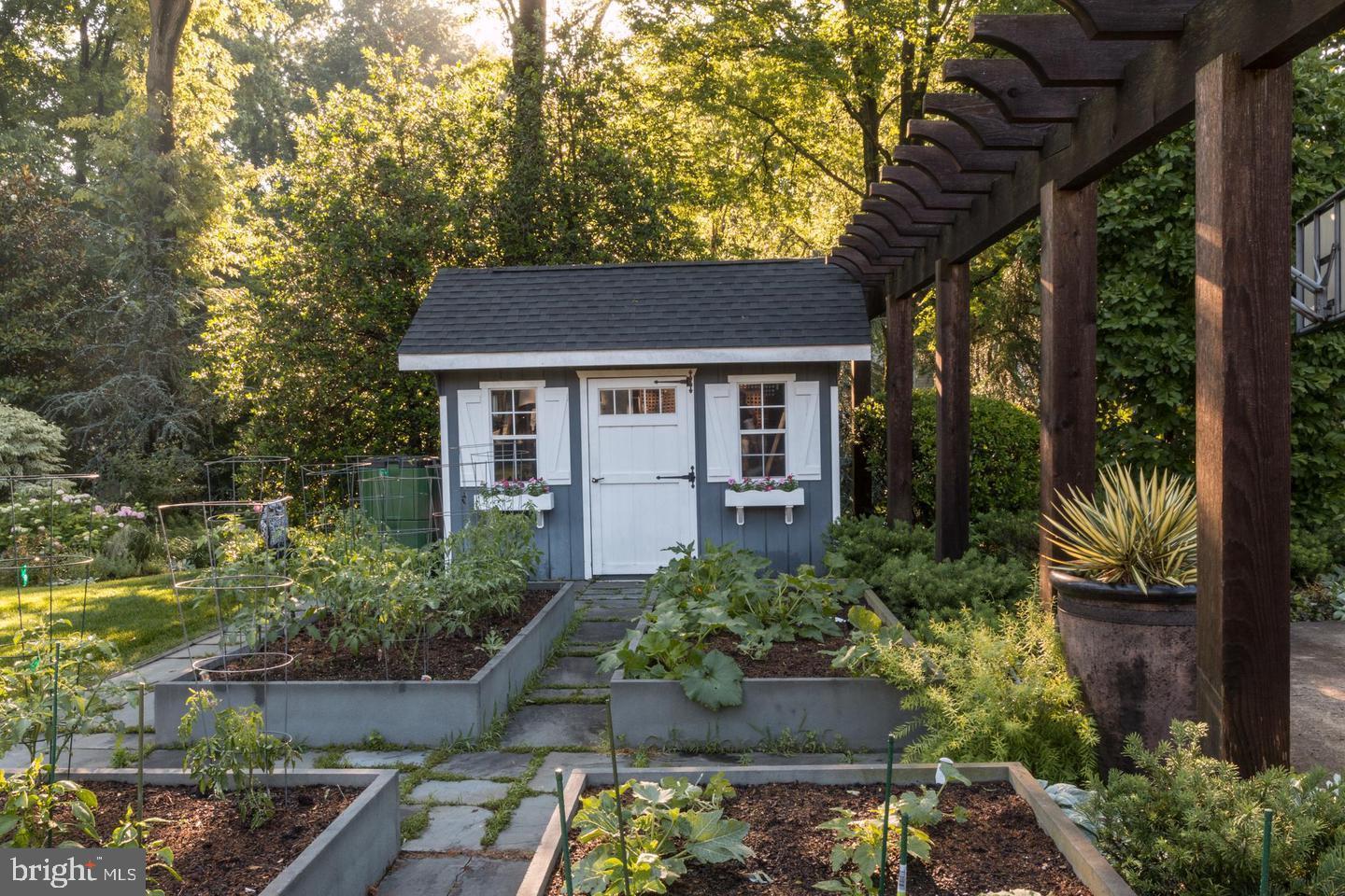 RICH E LAND - Residential