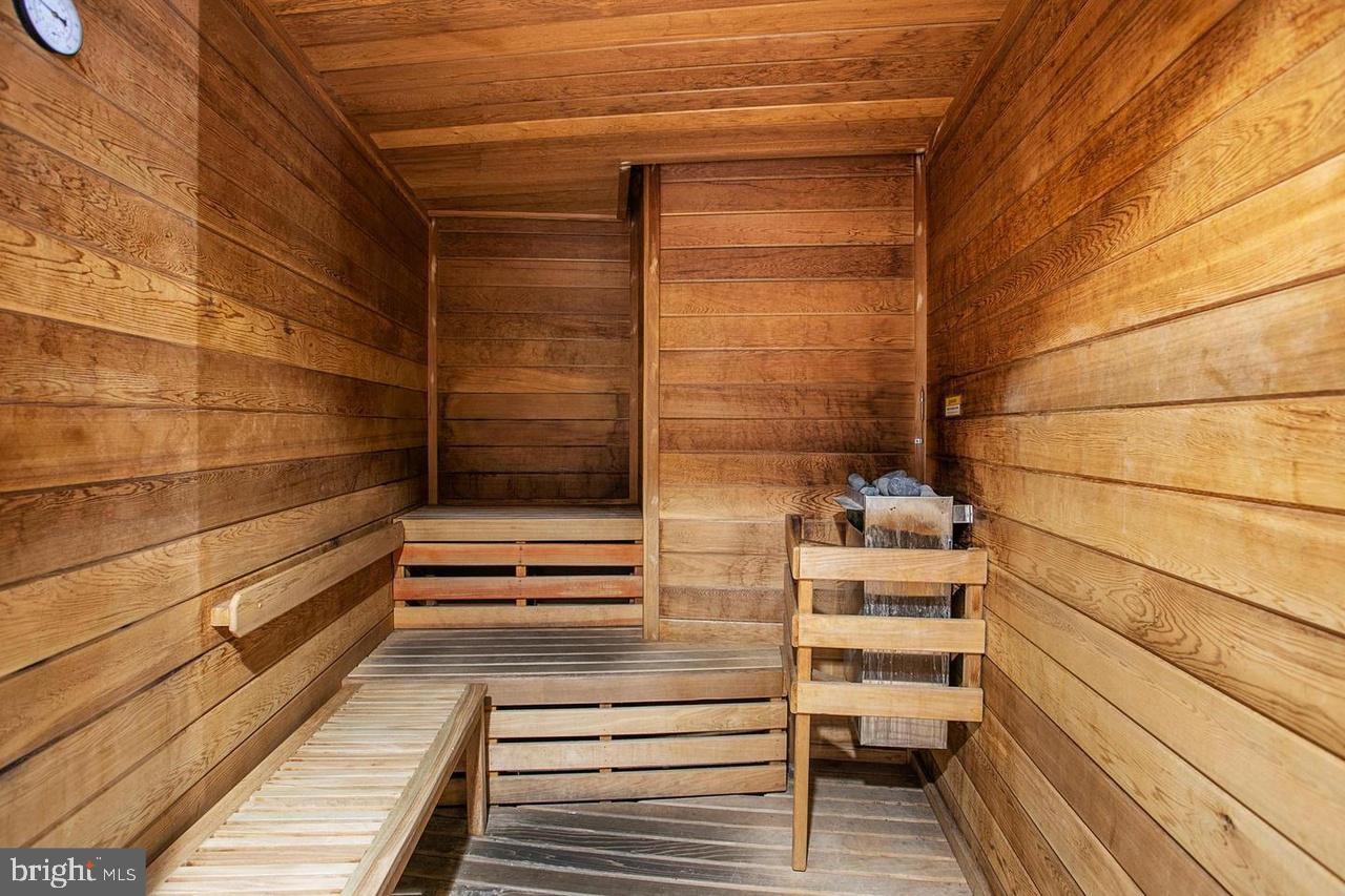 ROTONDA - Residential Lease