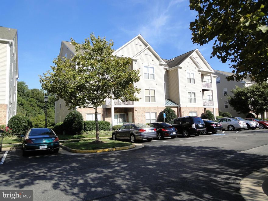 RENOVATED AND GORGEOUS 3 BDRM 2 BA W/LOFT WITH LAKE VIEWS THROUGHOUT!  TOTALLY RENOVATED KITCHEN W/GRANITE/STAINLESS APPS/CERAMIC FLR//MAPLE CABINETS/SINK/FAUCET/DISPOSAL/TRACK LIGHTING/NEW CERAMIC  TILE IN ENTRY HALL AND BATHS TOO! NEW CARPET,FRESHLY PAINTED, DRAMATIC TWO LEVEL UNIT W/ GAS FP IN COMBO LIV/DINRM, STACKED WASHER/DRYER - MOVE IN READY AND ACCESS TO ALL OF KINGSTOWNE HOA AMENITIES!