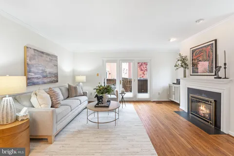 514 Colecroft Court, Alexandria, VA MLS: VAAX2041620