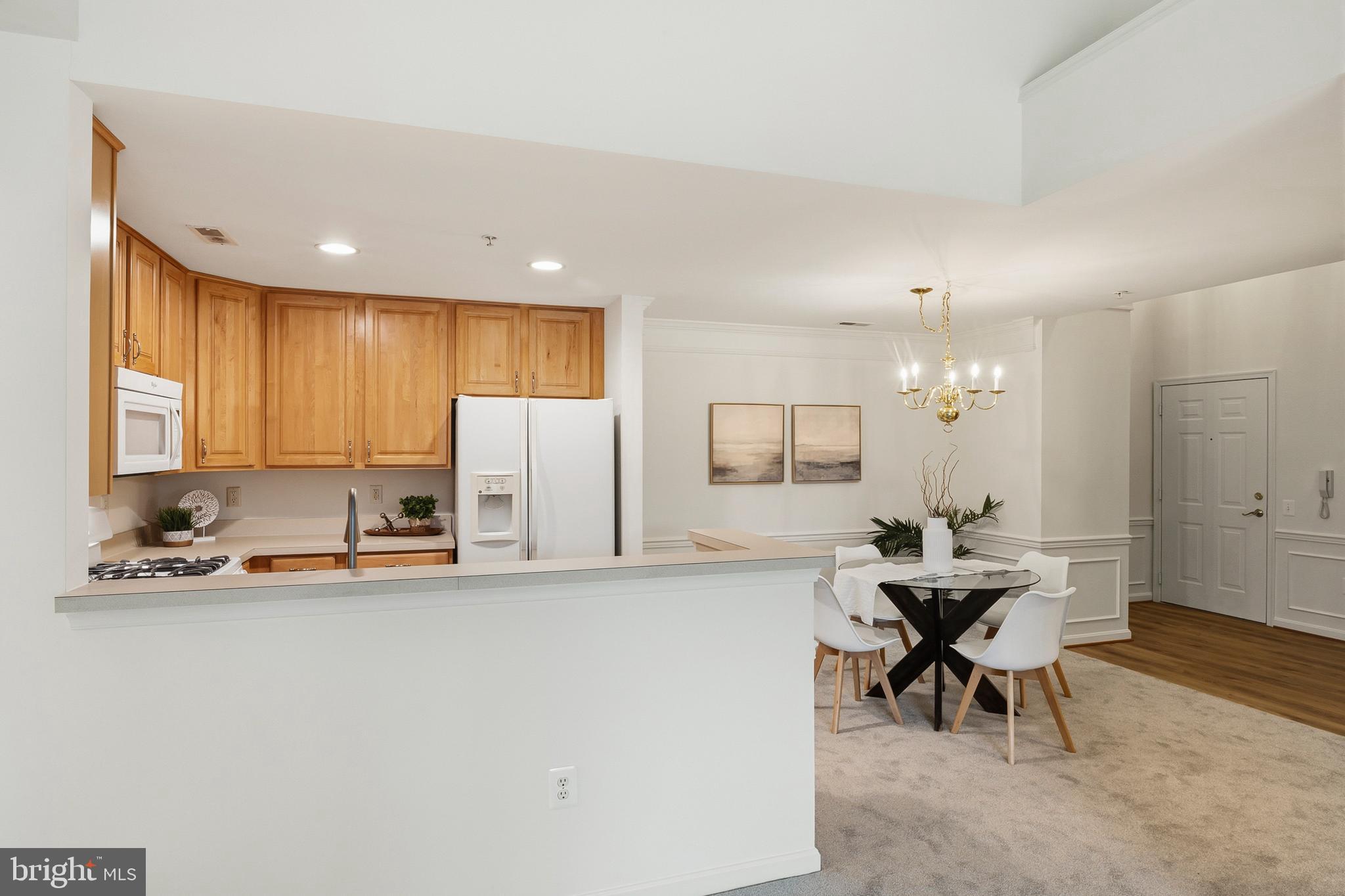 506 LLOYD PLACE J 9