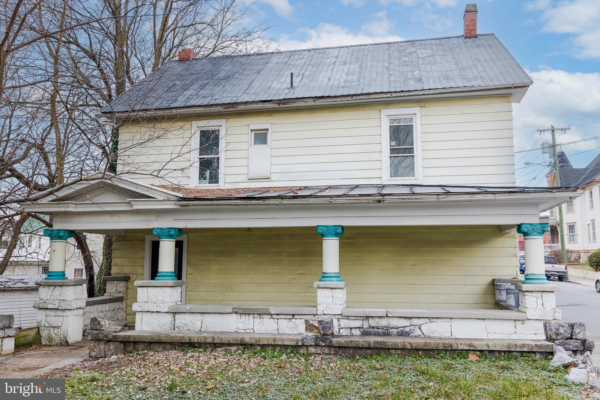 Main image without alt text