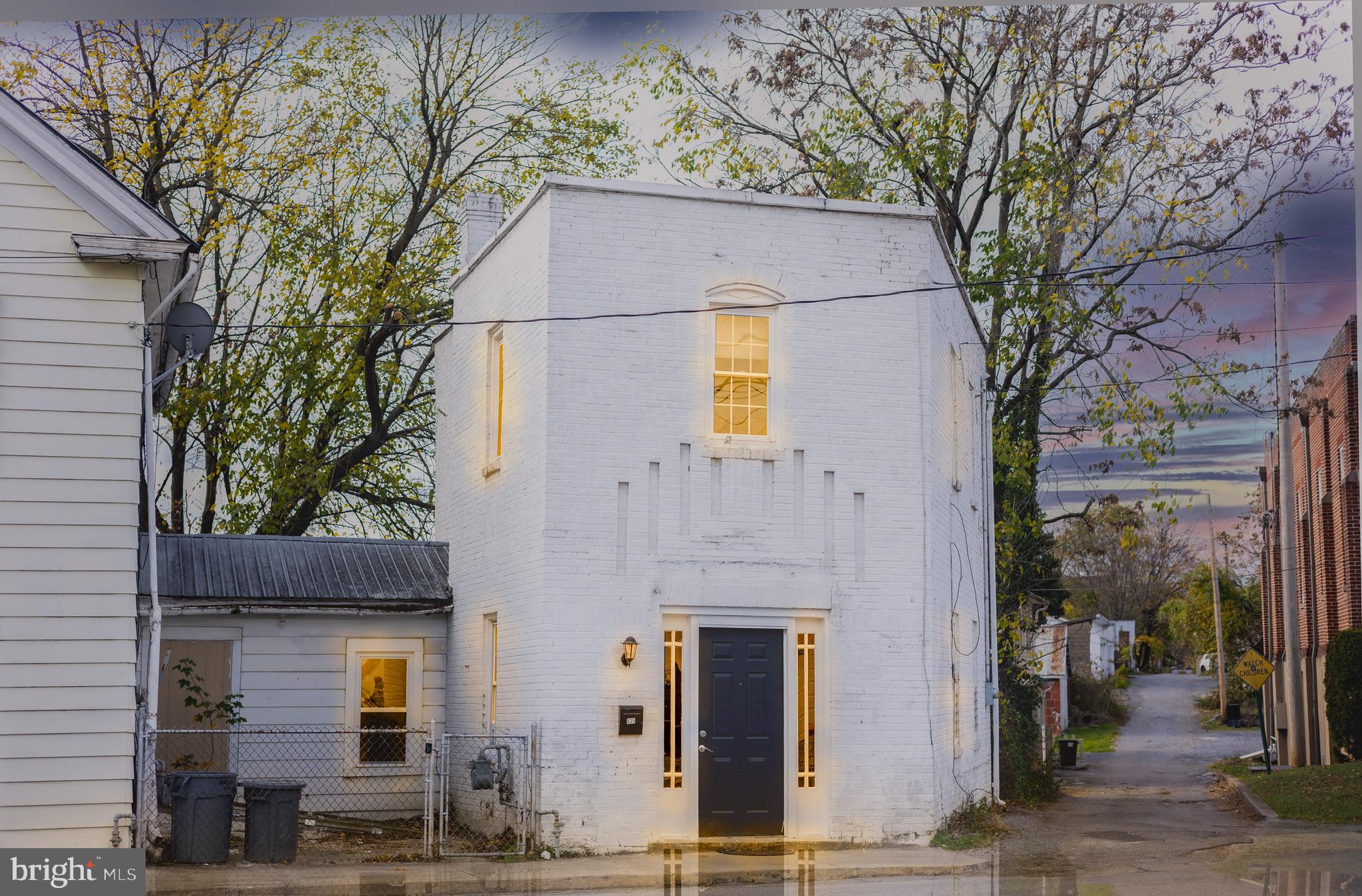 Main image without alt text