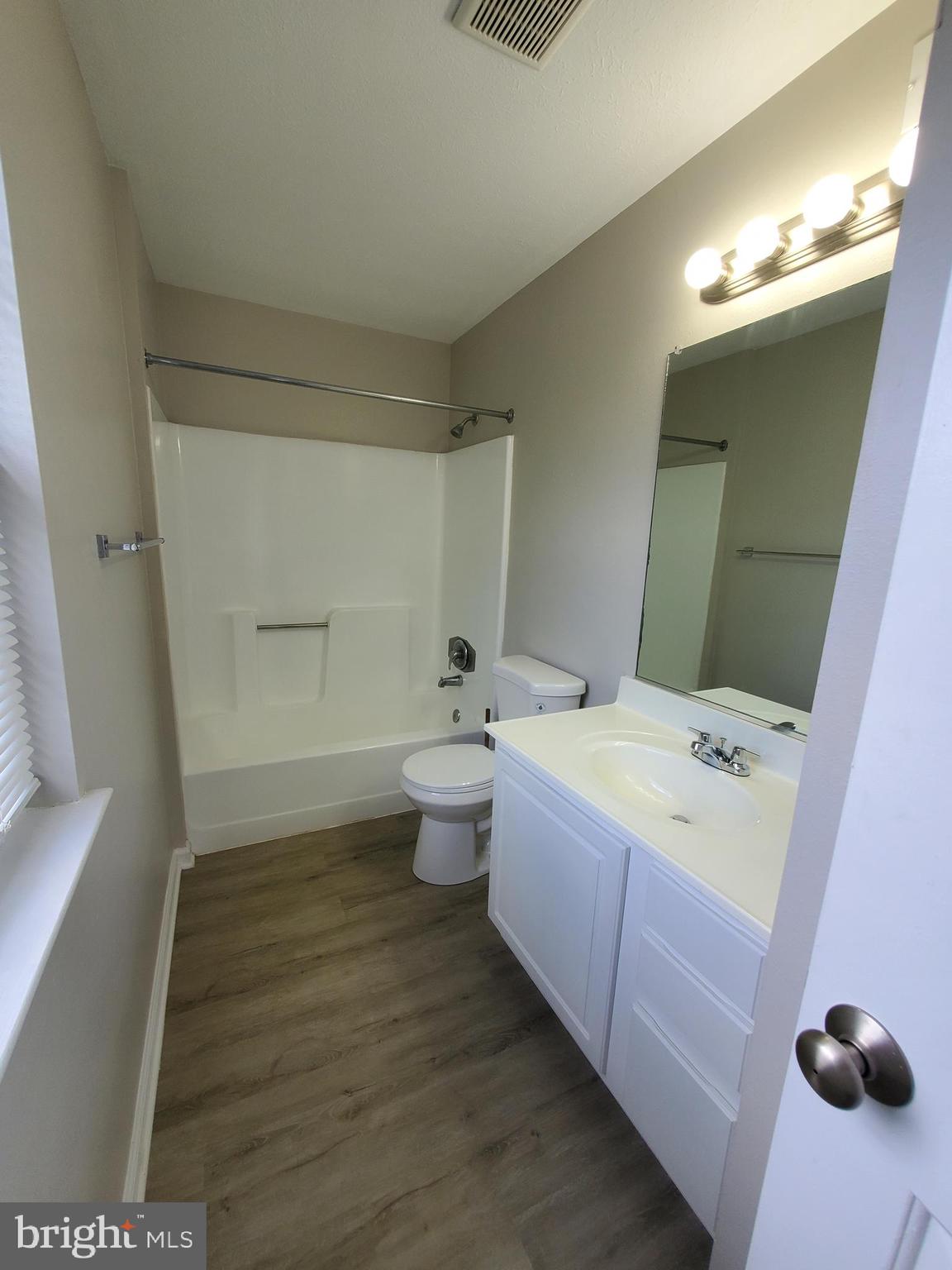 CEDAR LEE CONDOMINIUM - Residential Lease