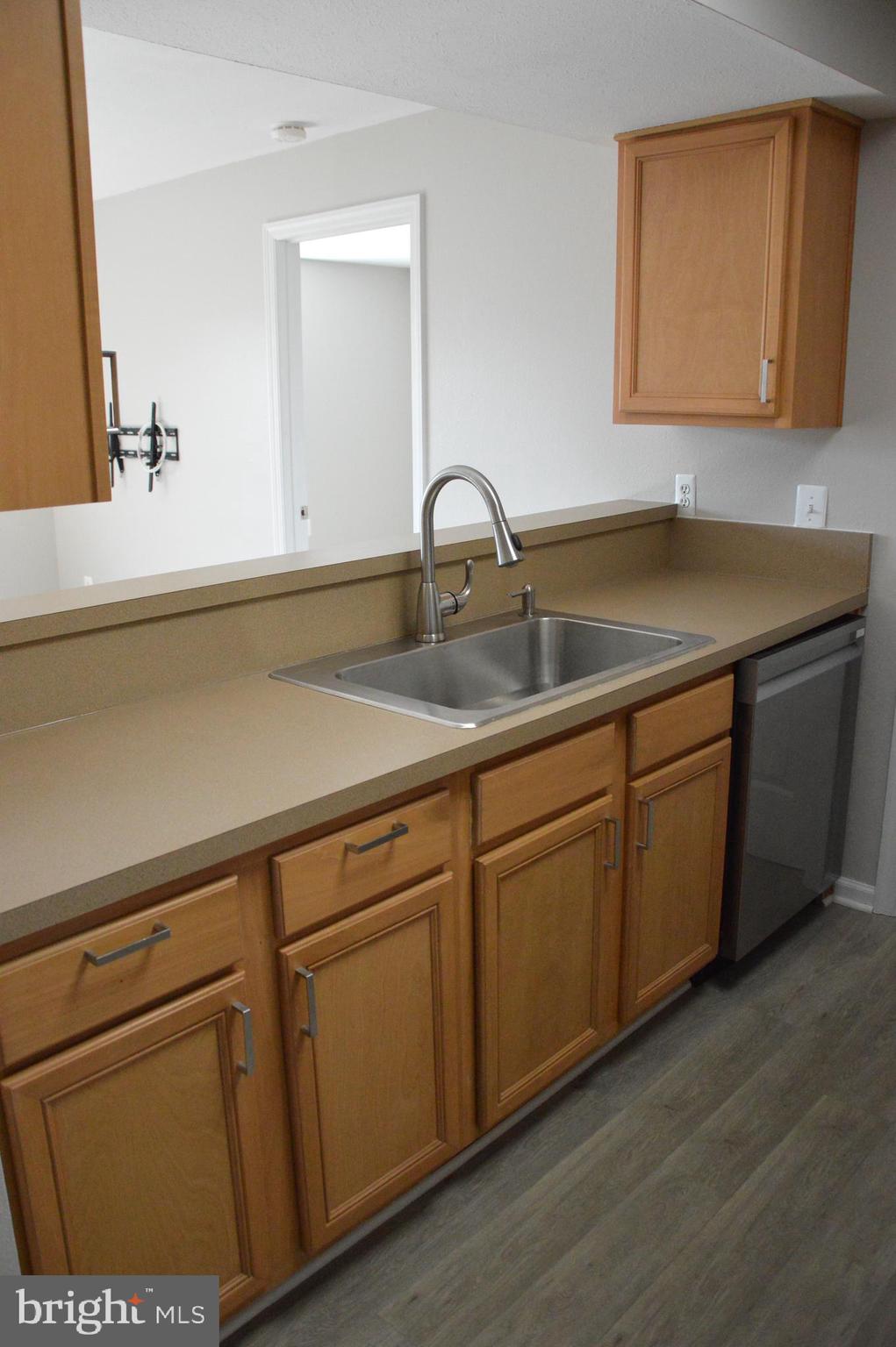 CEDAR LEE CONDOMINIUM - Residential Lease