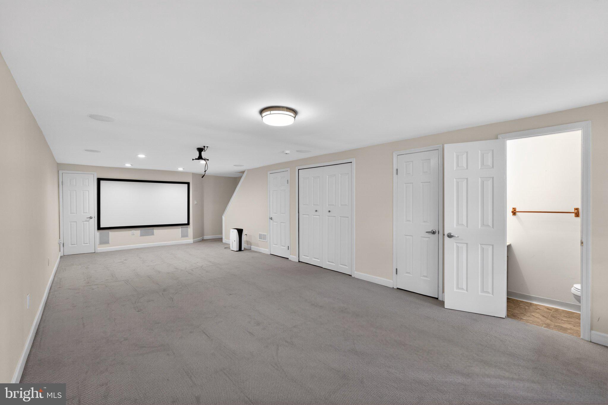 SAW MILL VALLEY - Residential