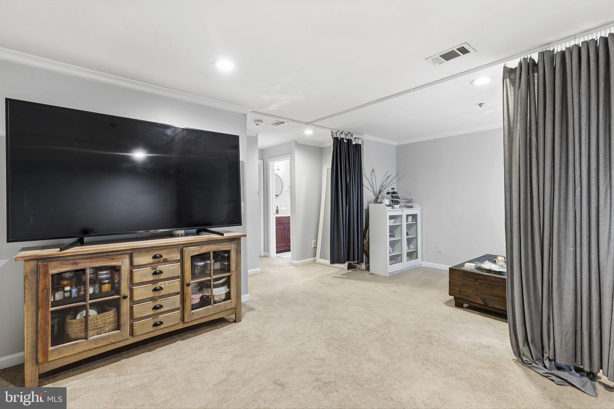 CONSTANT FRIENDSHIP - Residential