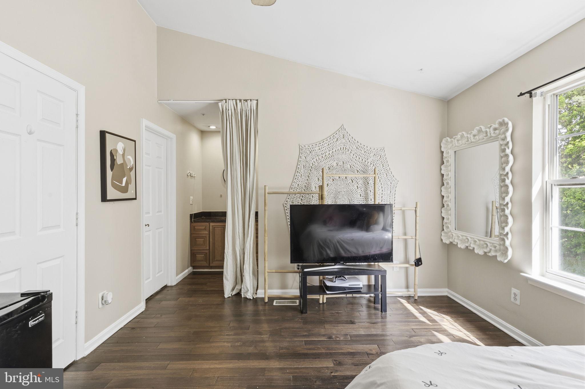 CONSTANT FRIENDSHIP - Residential