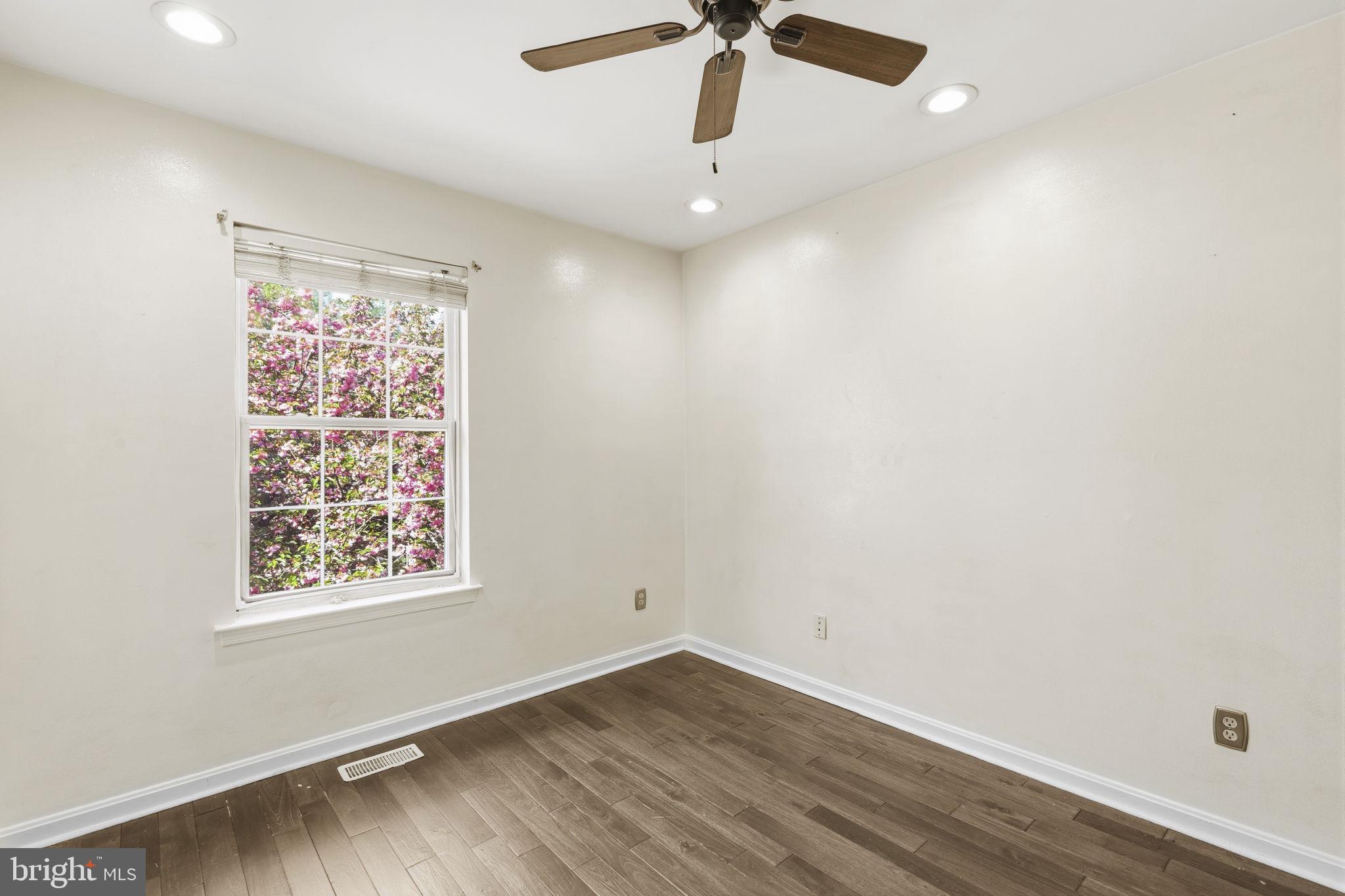 CONSTANT FRIENDSHIP - Residential