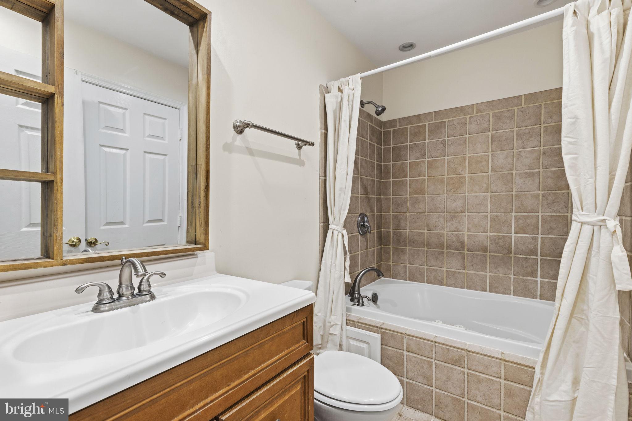 CONSTANT FRIENDSHIP - Residential