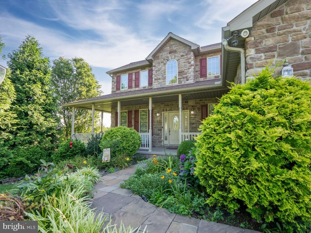 Photo of 1458 Highfield Ct, CHAMBERSBURG, PA 17202 (MLS # PAFL2031974)