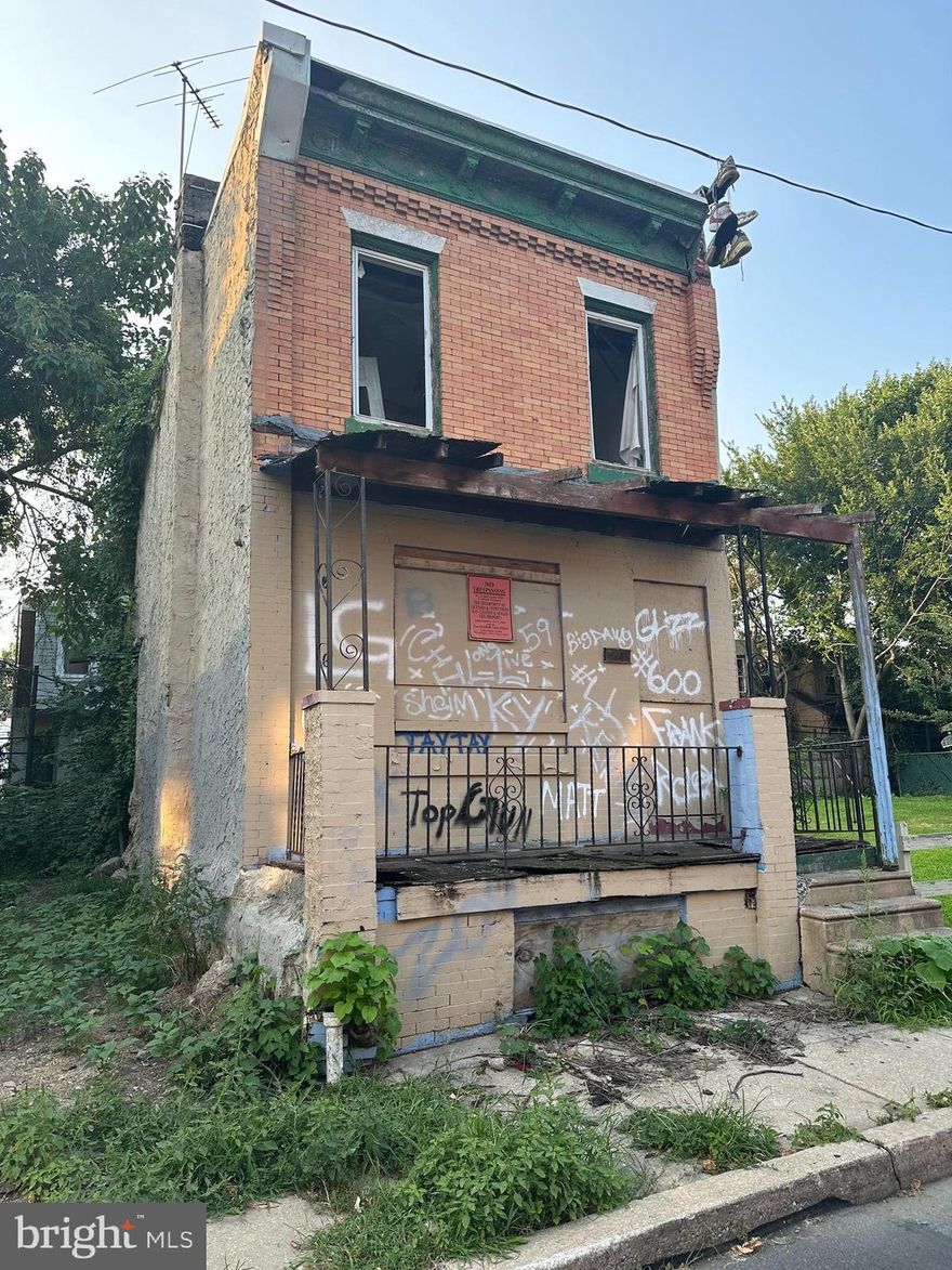930 Ft² Home - 3 BR / 1 Bathroom. SHELL CONDITION - VACANT. Lot size is 1,216 Ft² (16 FT WIDE). The house is in decent condition but needs updating. Drive by showings only. Seller is selling this property as-is with the current occupant. Cash Deals only. Kingsessing Neighborhood.