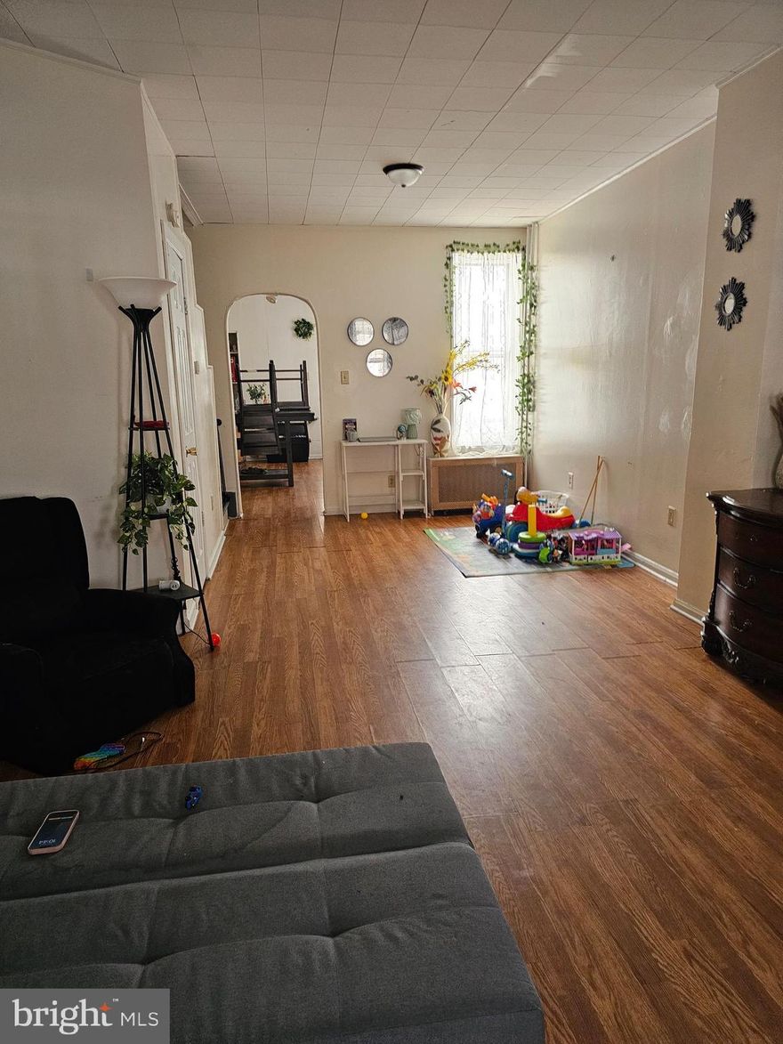 Tenant Occupied, month-month. 4 private bedrooms, 1.5 bathrooms, living room, dinner room, Kitchen, Fance in yard.