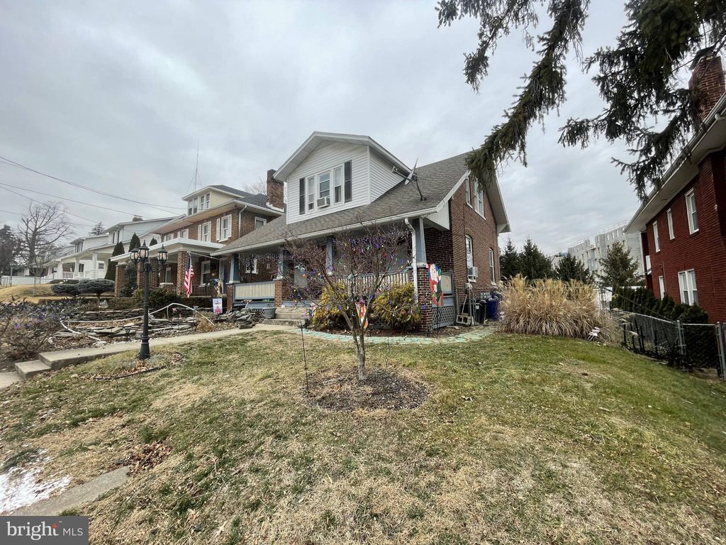 Photo of 425 W Jackson Street, YORK, PA 17401 (MLS # PAYK2095934)
