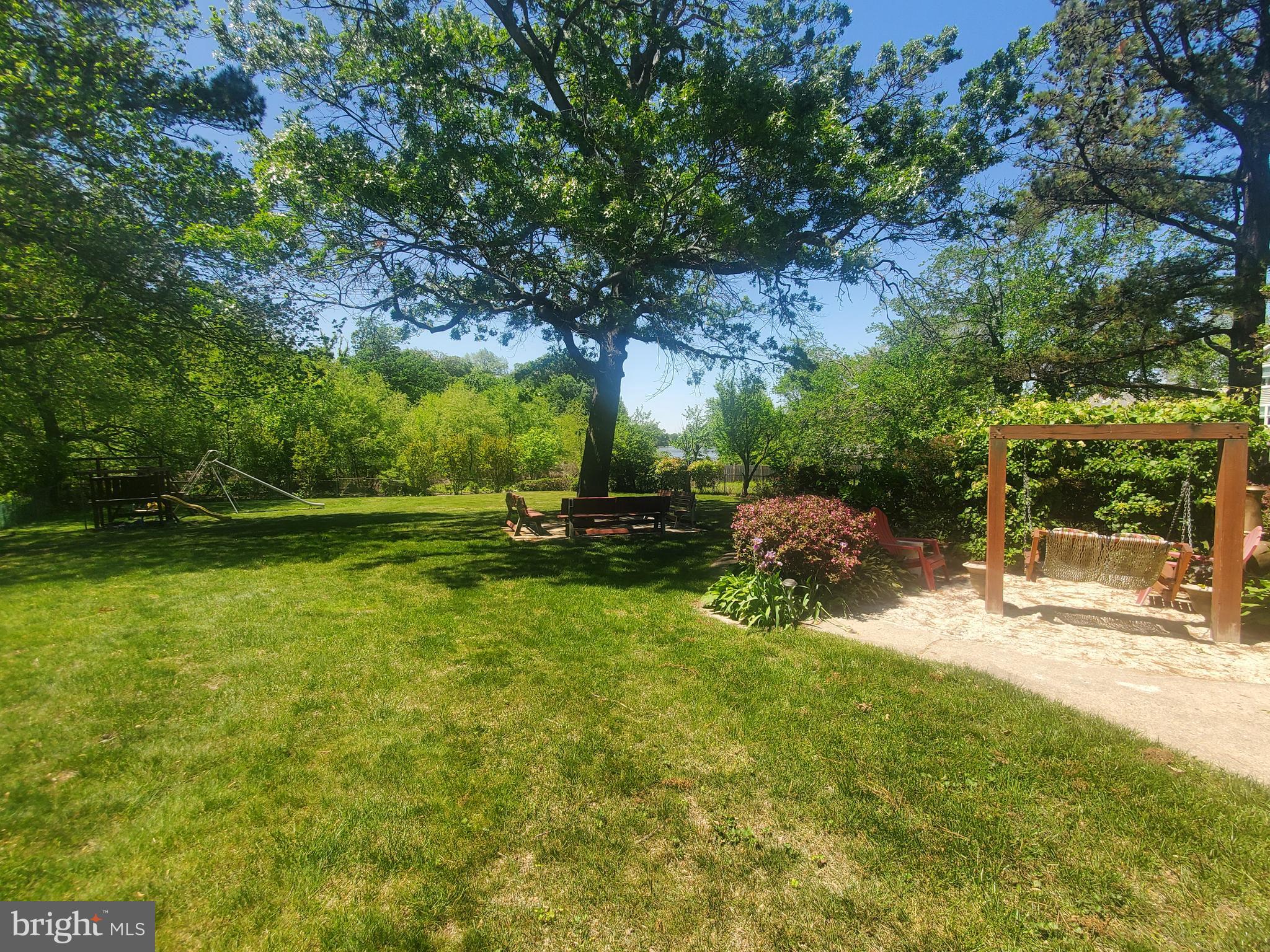 512 W CEDAR AVENUE