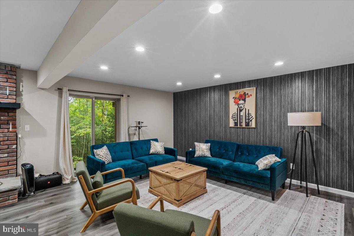 SAW CREEK EST - Residential