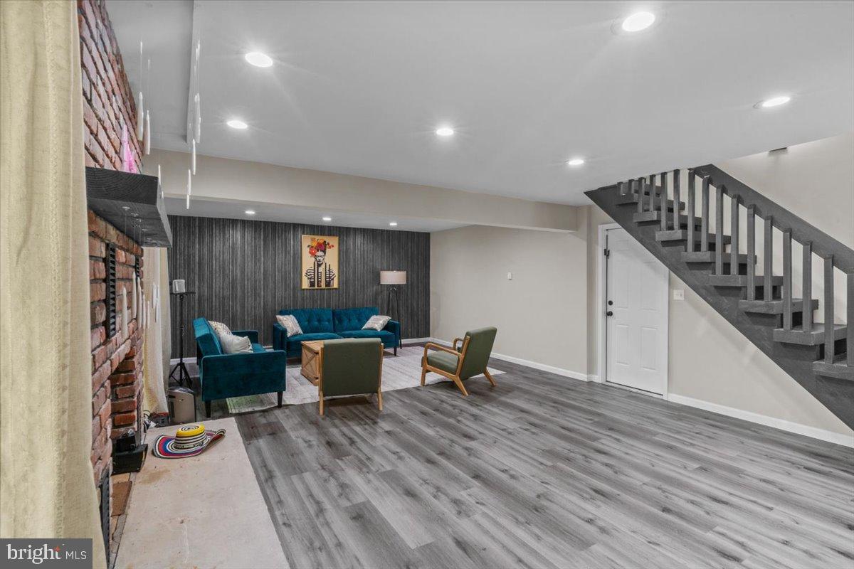 SAW CREEK EST - Residential