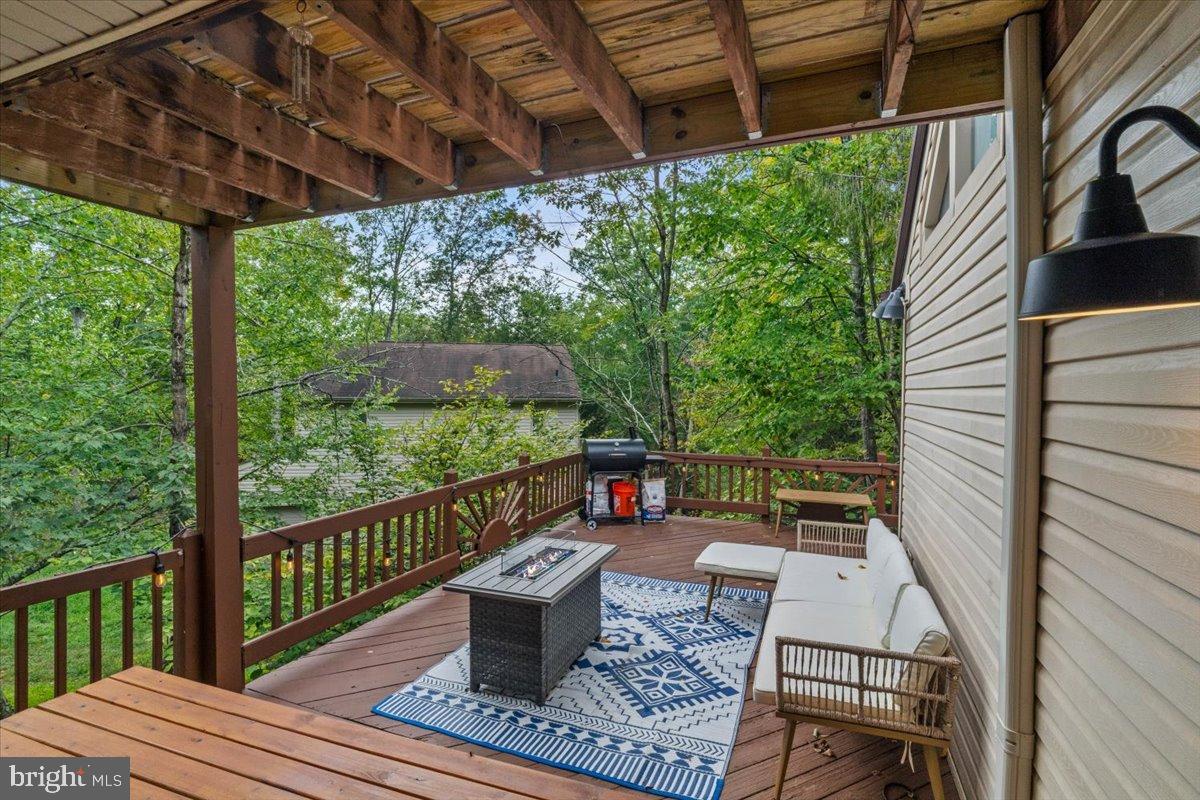 SAW CREEK EST - Residential