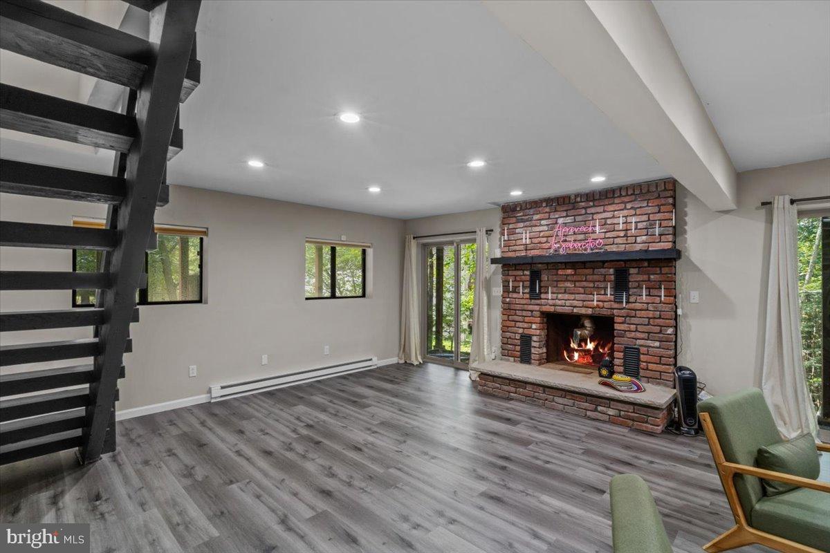 SAW CREEK EST - Residential