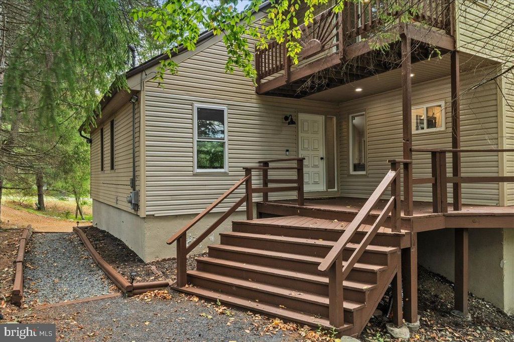 Photo of 415 Canterbury Road, BUSHKILL, PA 18324 (MLS # PAPI2000754)