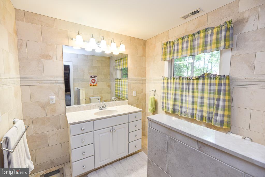 COUNTRY VILLAGE (3) - Residential