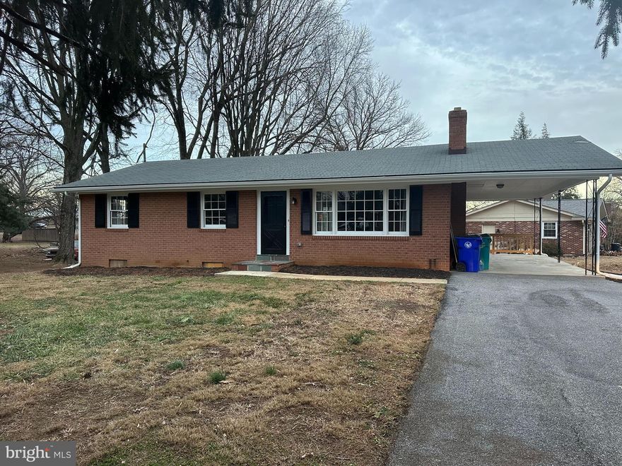 Lovely 3 bed 1 1/2 bath Rancher in sought after Broadview Acres.  Gorgeous hardwood floors throughout. Freshly painted! Immaculate kitchen with updates. New washer and dryer. Close to shopping and all major thoroughfares. Call today for your private showing. Won't last long. 620 or higher credit score, must make 3 times the monthly rent to qualify.