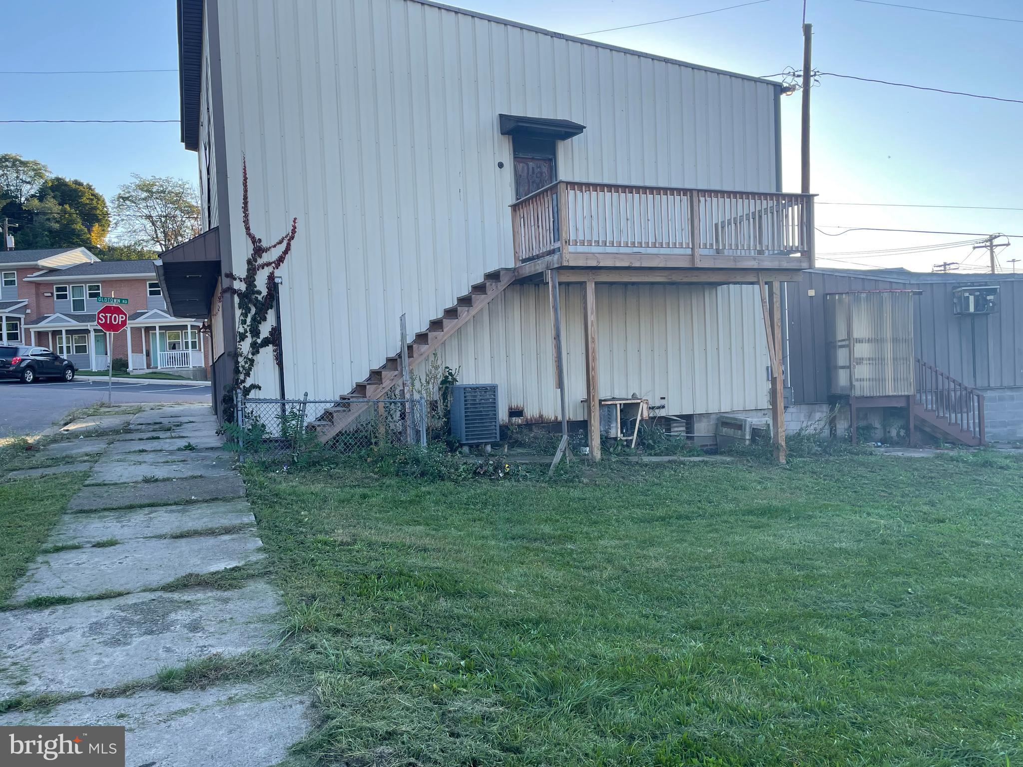 Main image without alt text