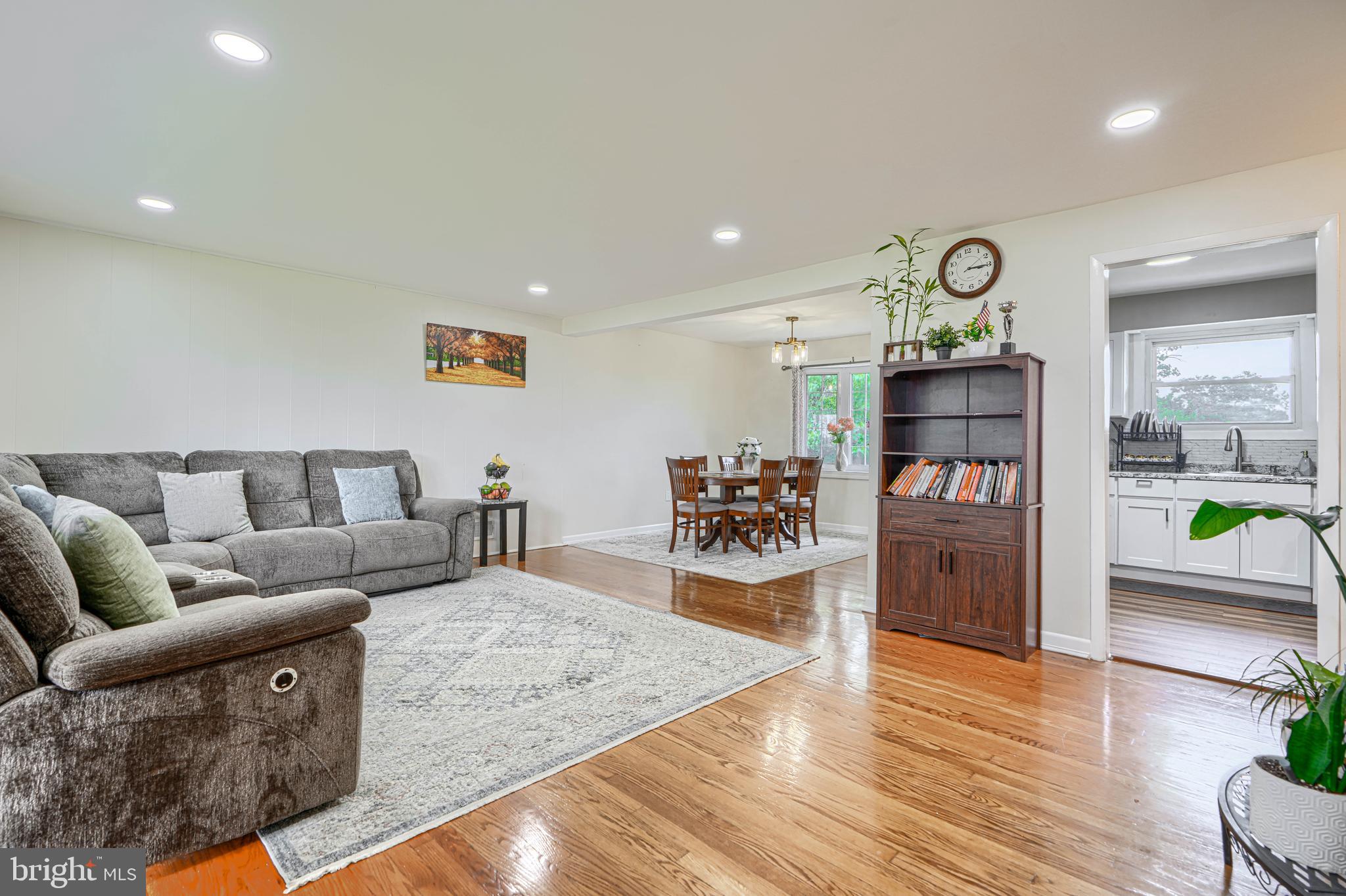 9405 THORNEWOOD COURT