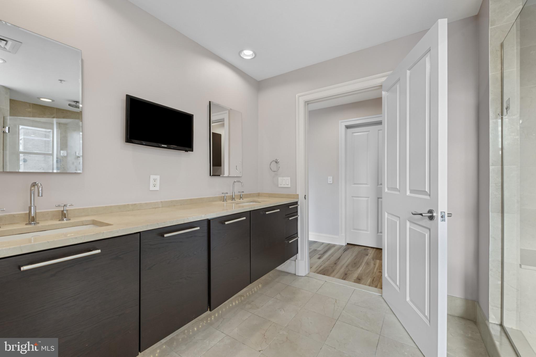 THE RITZ-CARLTON RESIDENCES - Residential Lease